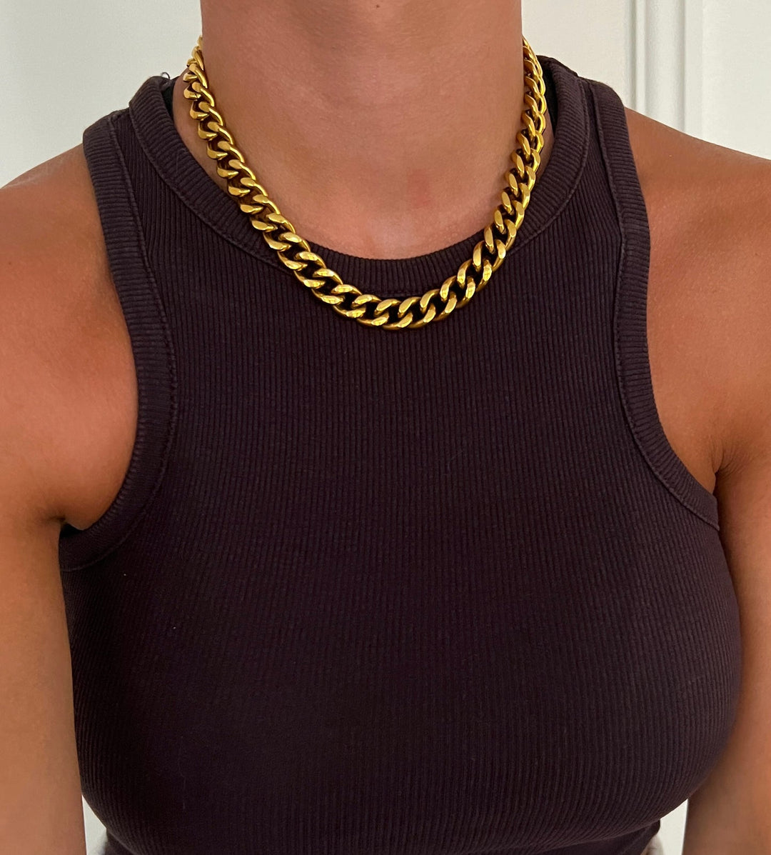 CHANSUTTPEARLS Chunky Gold Curb Chain Necklace