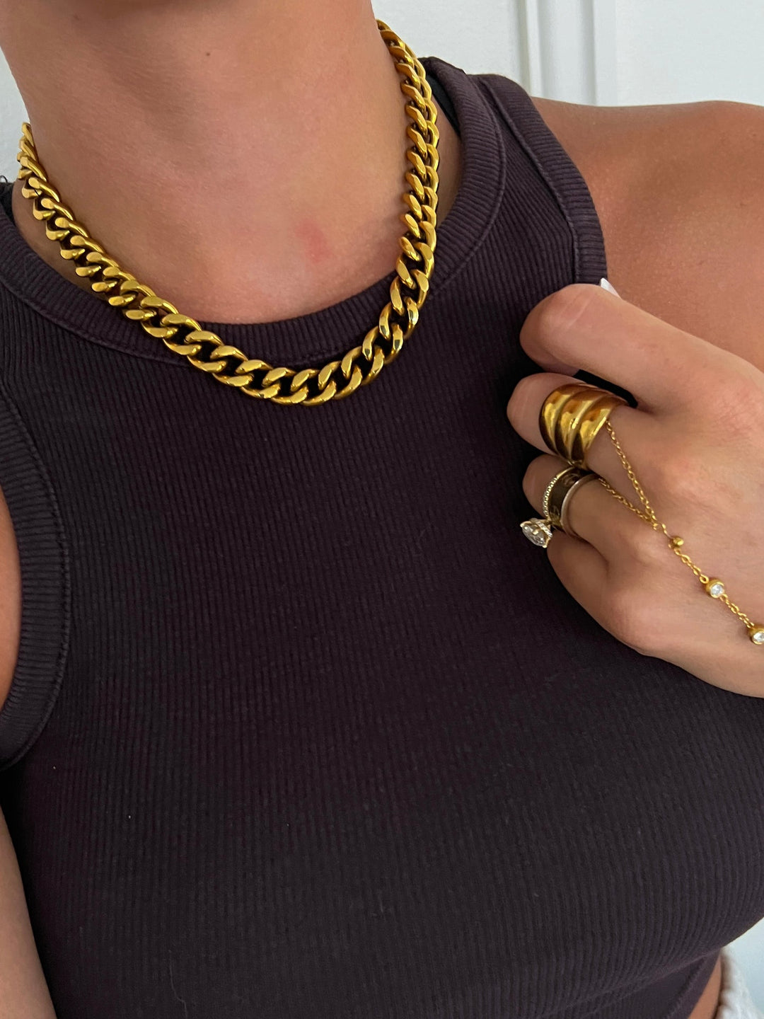 CHANSUTTPEARLS Chunky Gold Curb Chain Necklace